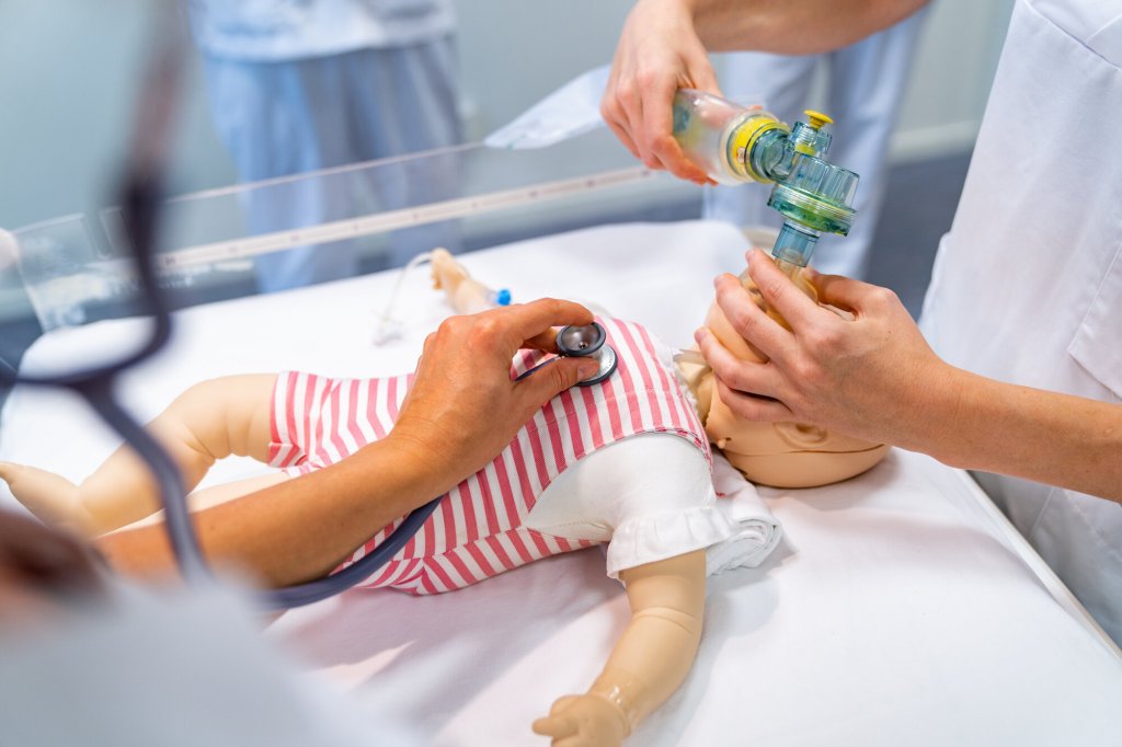 En student øver sammen med en lærer. Bildet er fra en simulering ved ferdighetssenter på Lovisenberg diakonale høgskole.