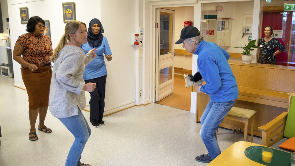 Bildet er fra tv-serien Helene sjekker inn og viser Helen Sandvig som danser med beboere på Villa Enerhaugen