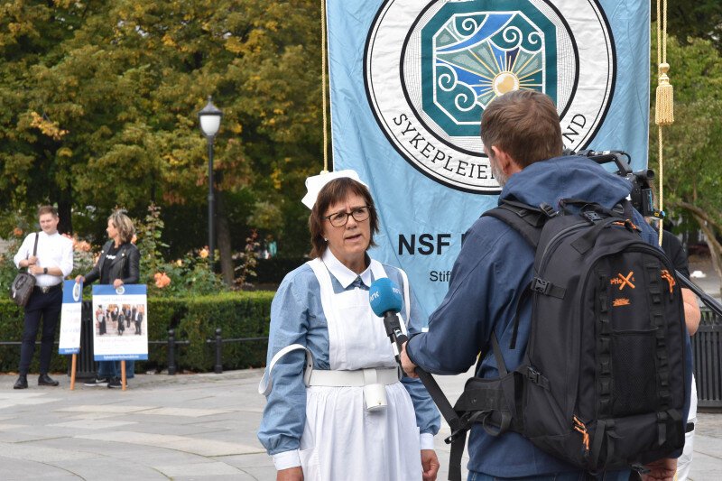 Bildet viser fylkeslederen i Viken, Linda Viken, under en støttemarkering for de fire saksøkte sykepleierne på Eidsvolls plass 15. september 2020.