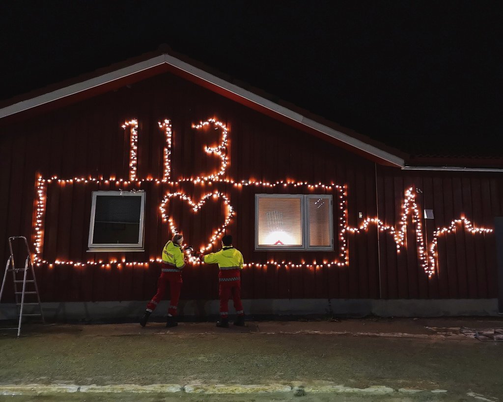 Bildet viser ambulansestasjonen i Kjøllefjord, med 113 og et hjerte laget av lys.