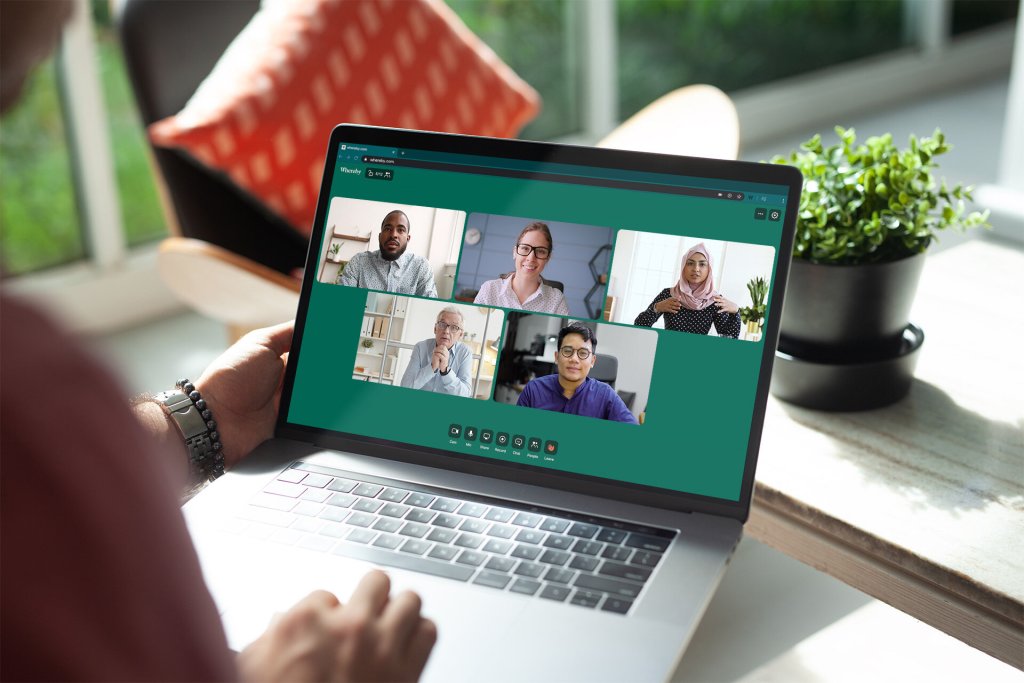 Bildet viser en person som har en videosamtale via plattformen Whereby