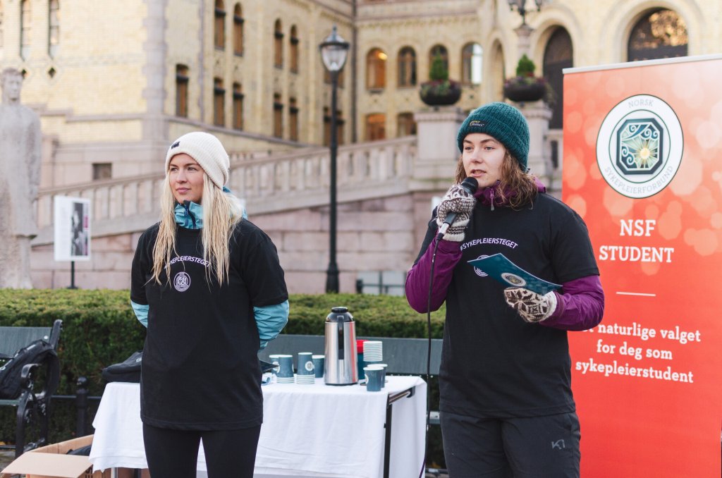 studenter står med mikrofon utenfor stortinget