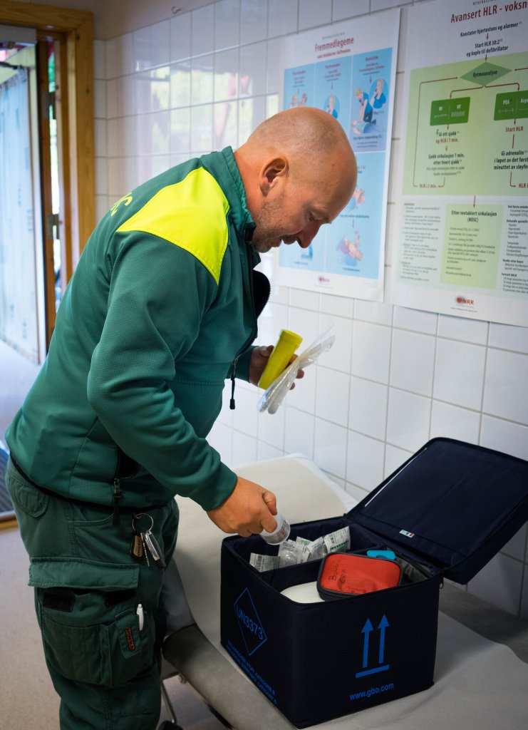 bildet viser Lundli som sjekker utstyret