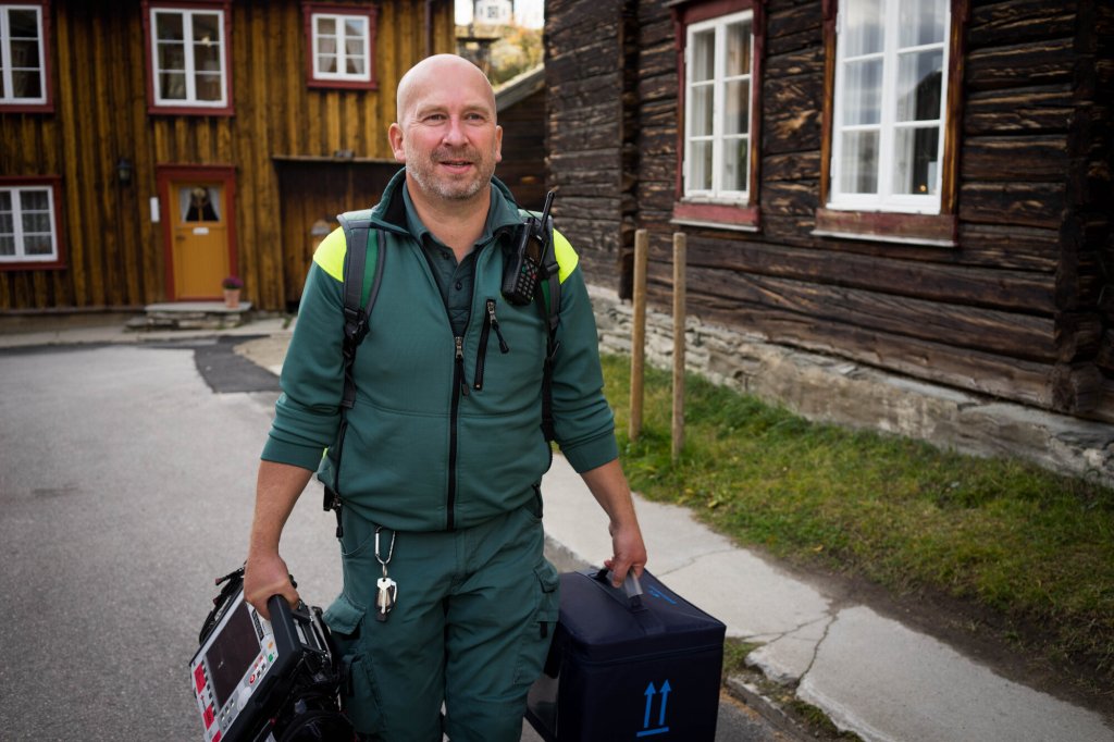 Bildet viser Lundli som bærer tungt utstyr