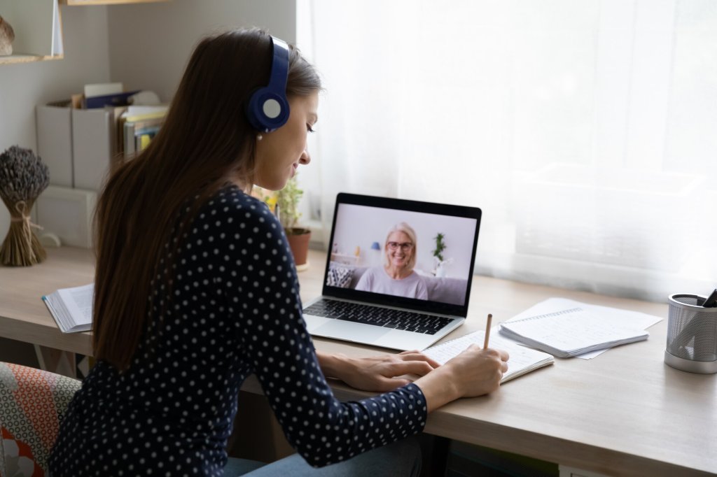 En student får veiledning digitalt