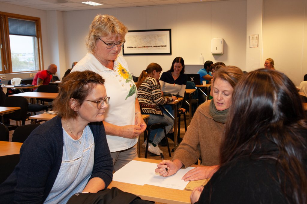 Bildet viser Elfrid Måløy i undervisning med studenter