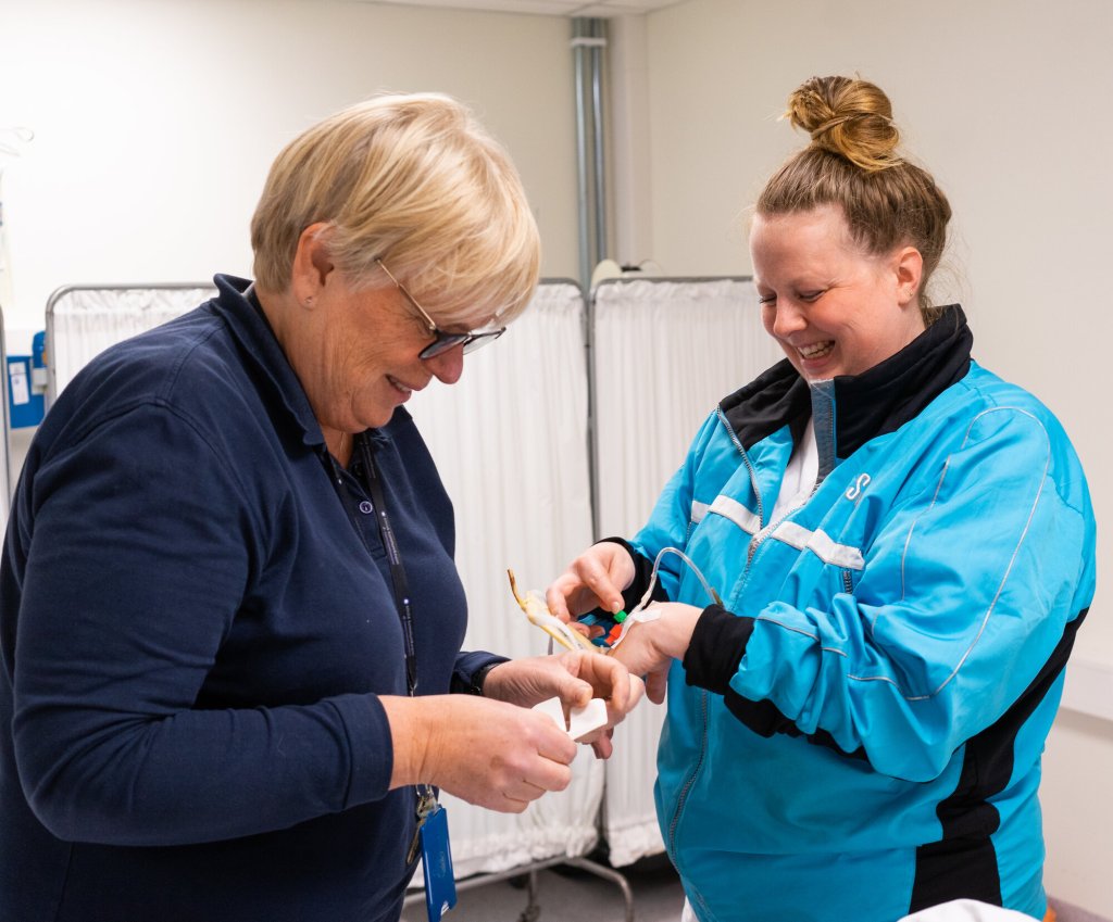 Bildet viser Elisabeth Einarson og Annika Johansen