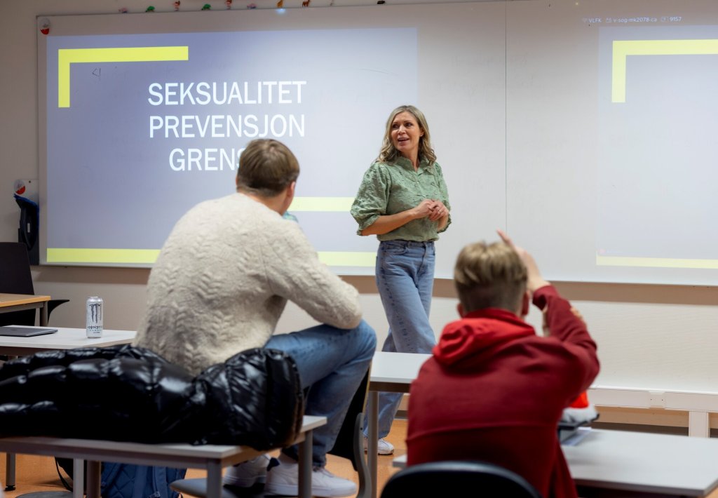 Bildet viser Skorve i klasserom med elever