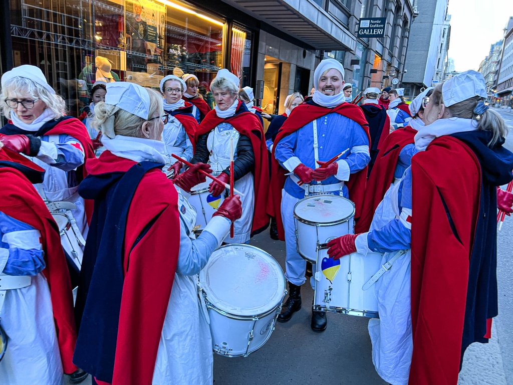 Bildet viser trommekorpset som stiller opp.