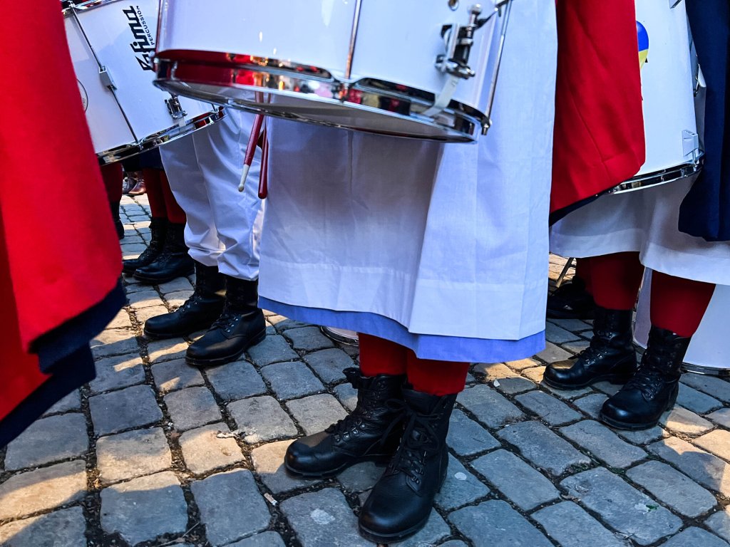 Bildet viser beina til noen i trommekorpset.