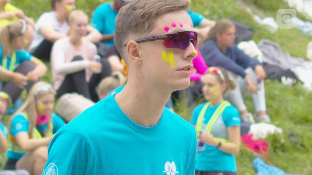 Bildet viser Sigve Lange på strandvolleyball