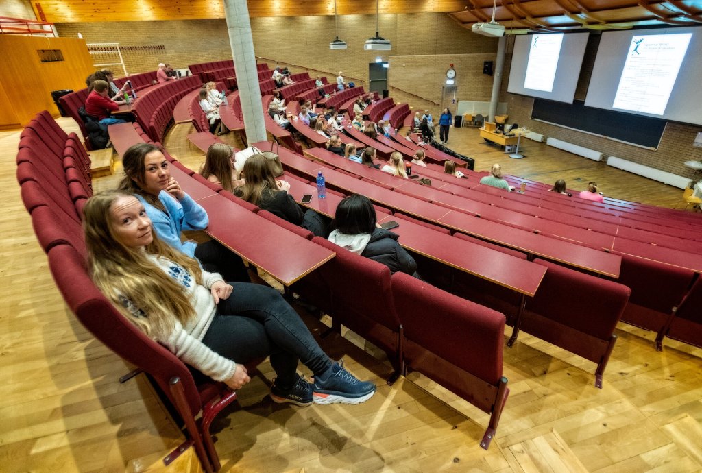 Bildet viser sykepleiestudentene Maja Schjølberg Sivertsen og Hilde Dahl Stensland i forelesningssal på UiS