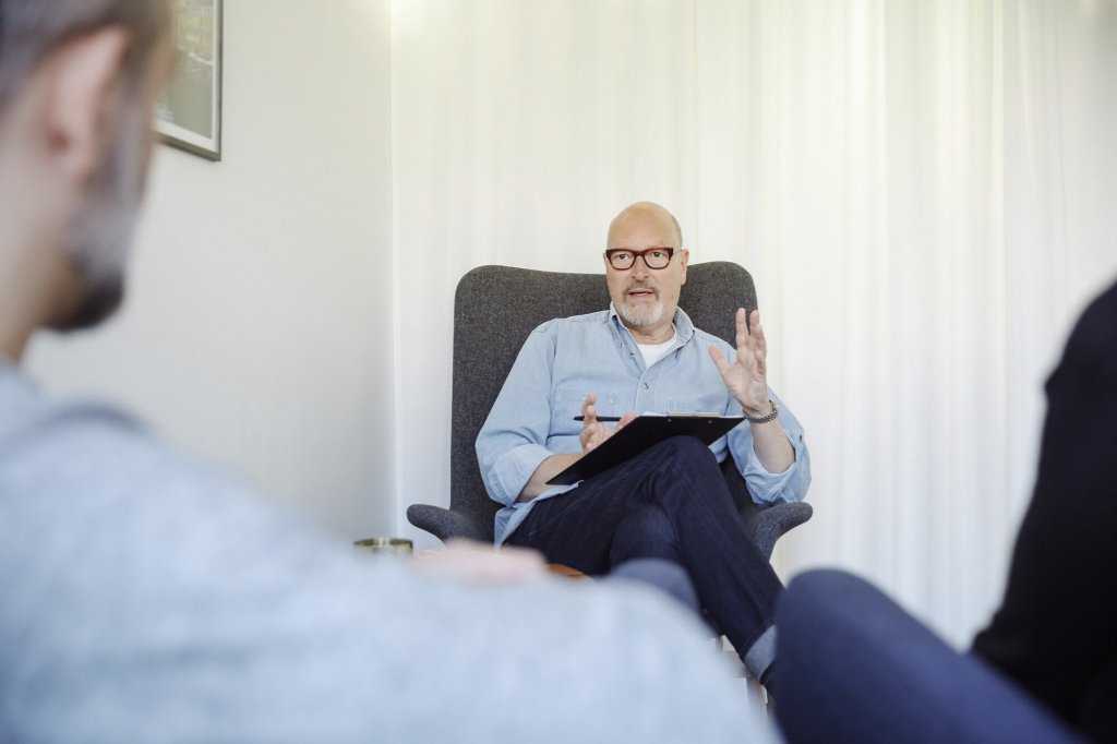 Bildet viser en psykiater som snakker med en pasient