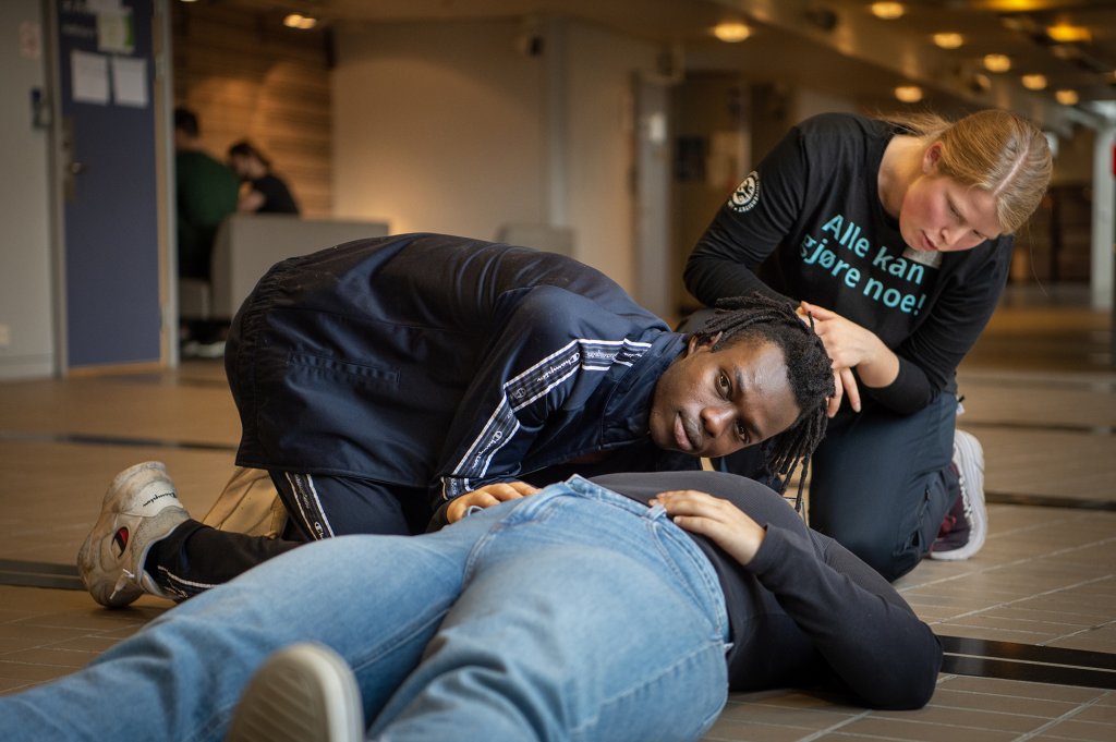 Bildet viser to studenter som trener på førstehjelp.