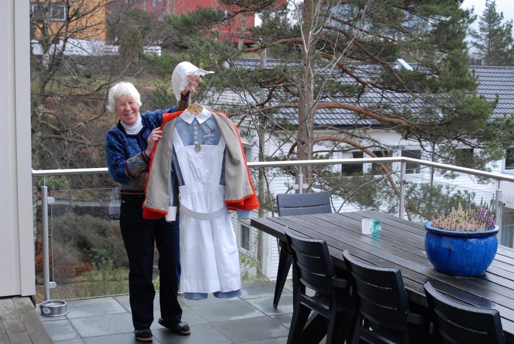 Bildet viser Anne-Ma Algaard som holder opp sin Haukelands-uniform.