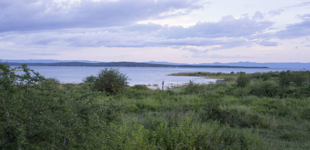 Bildet viser fiskere ved innsjøen Kariba, Zimbabwe