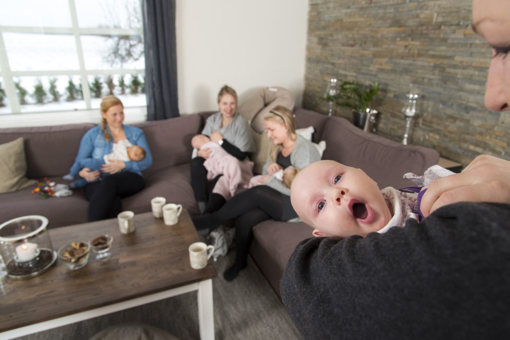 Bildet viser Karianne Thomassen (nærmest), An-Magritt T. Ryste, Stina Nakken Berg og (vertinne) Jeanett A. Norshus med hver sin baby.