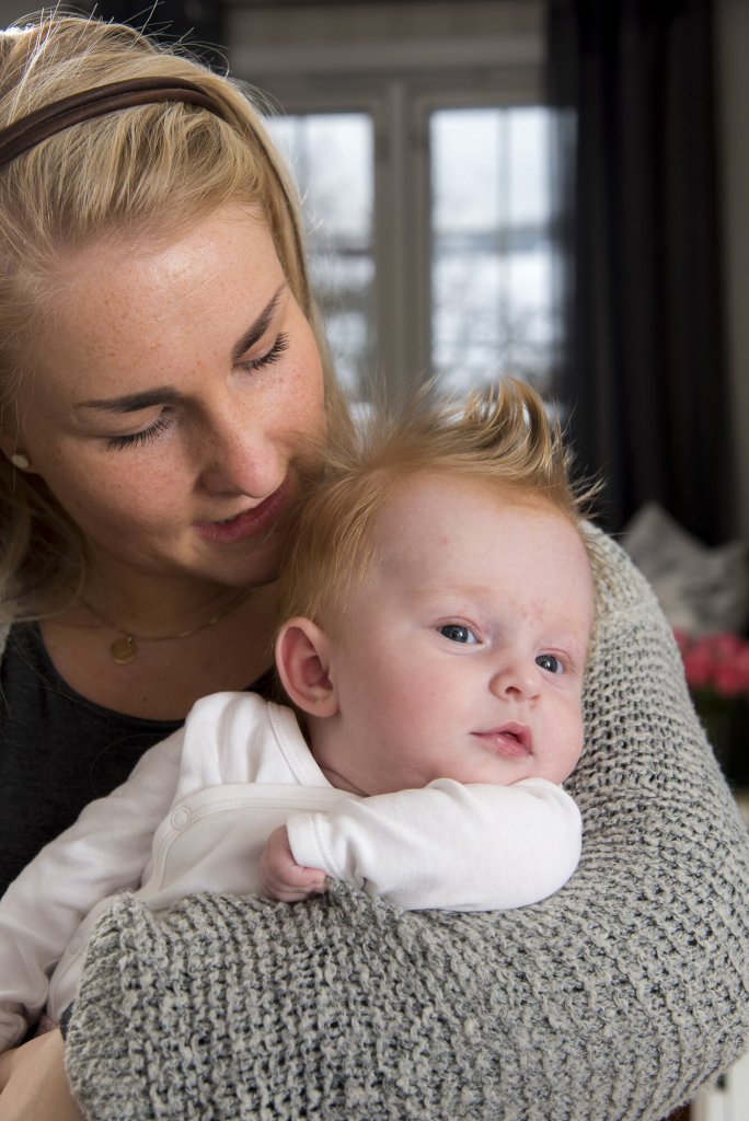 Bildet viser Jeanett A. Norshus med vesle Vilde på armen.