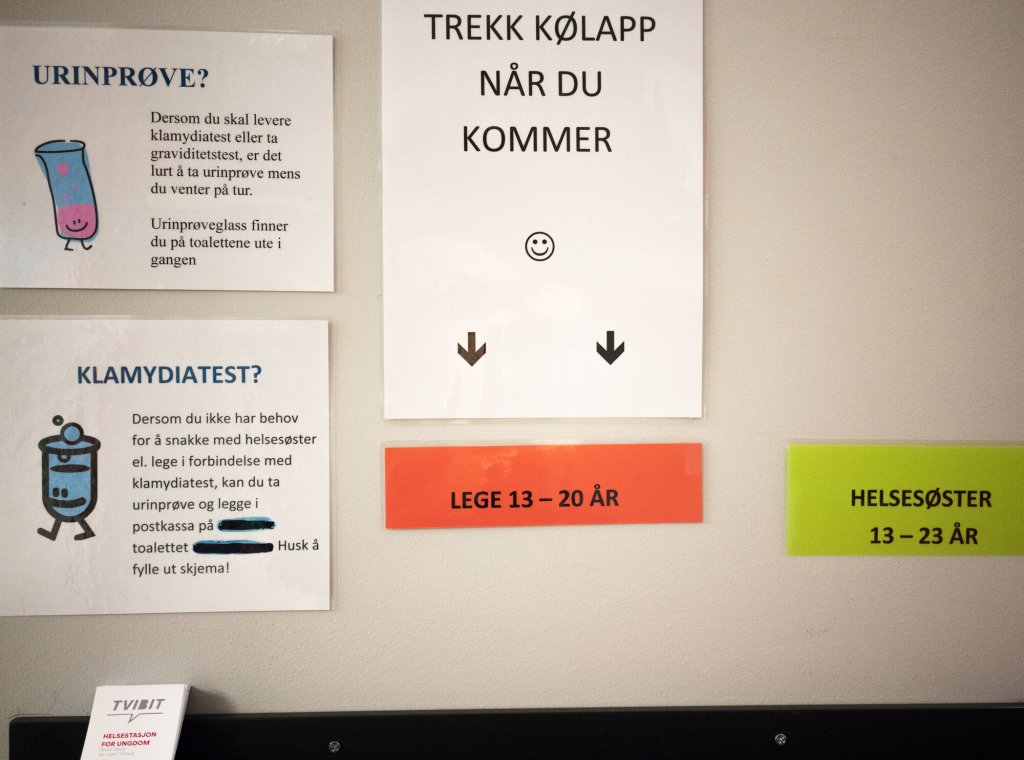 bildet viser plakat på helsestasjon for ungdom