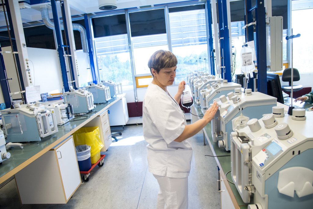 Bildet viser en bioingeniør som passer på separeringsmaskinene.