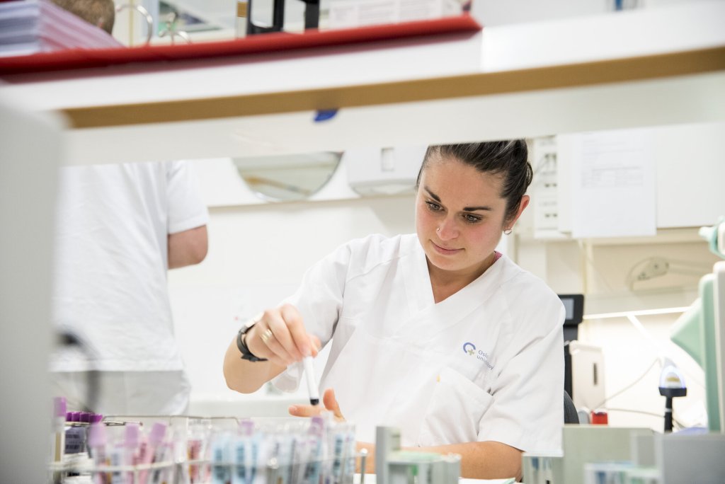 Bildet viser bioingeniør Emina H. Kalic som holder i et glass med blod.