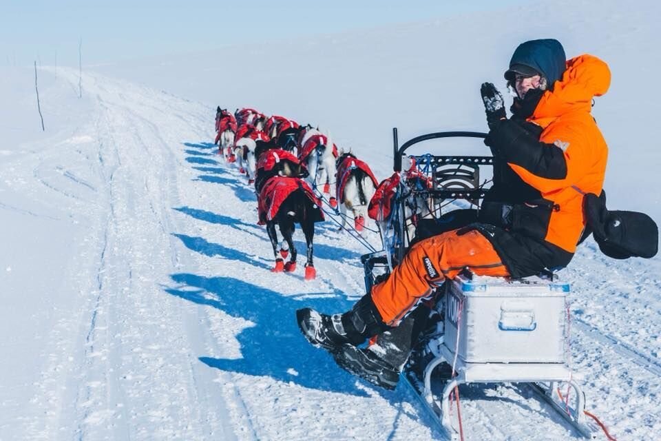 Birgitte sitter på sleden