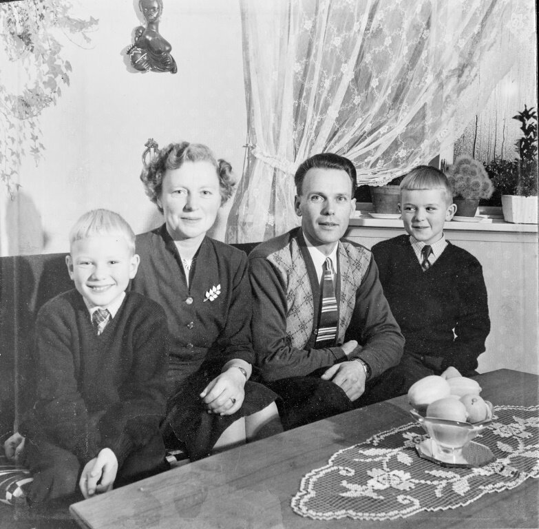 Bildet viser Mina Dorthea Horntvedt med mann og barn på 1950-tallet.