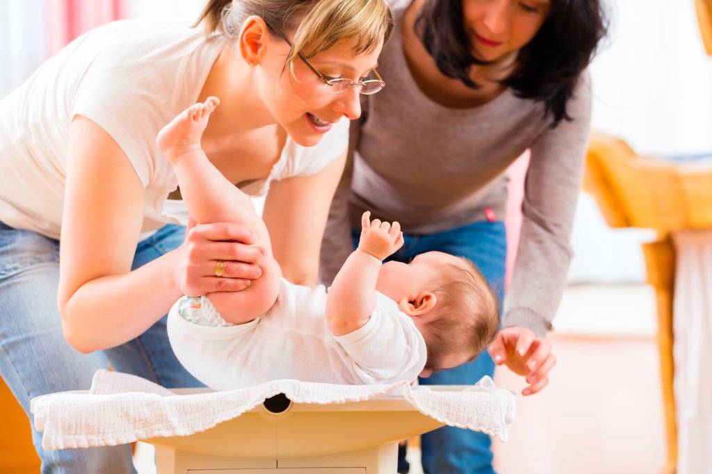 Bildet viser helsesøster på hjemmebesøk hos mor og baby.(Illustrasjonsfoto: Colourbox) 