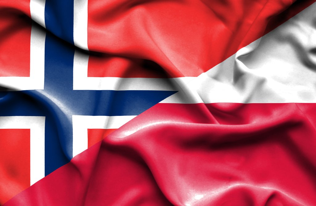 Det norske og det polske flagget satt skrått sammen til ett flagg