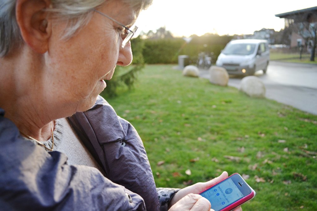 Ragnhild Fønsterlien ser på mobilen