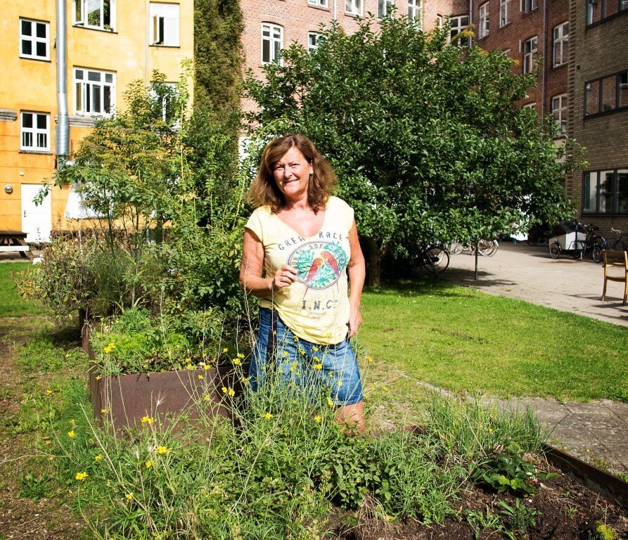 Bildet viser Jo Helvad i hagen til Rundskuedagens plejecenter.