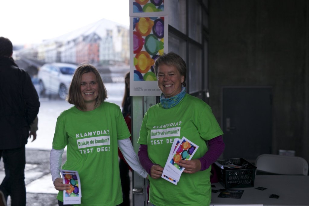 Bildet viser helsesøstrene Wenche Skarbø og Britt S. Skuseth på stand under Jugendfestivalen i Ålesund.