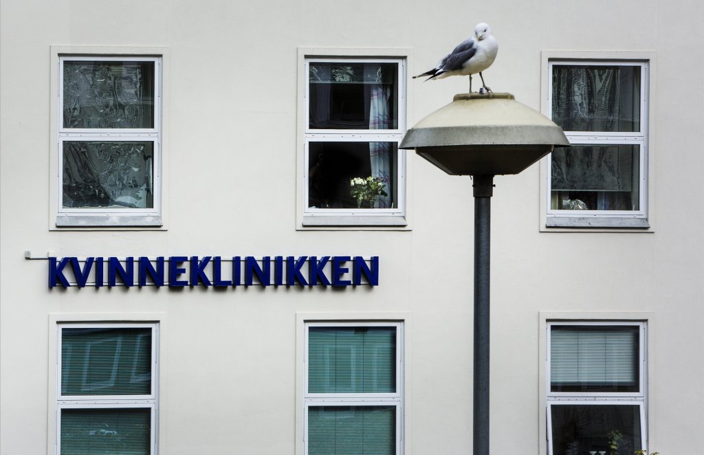 Et utsnitt av fasaden til Kvinneklinikken ved Haukeland sjukehus.