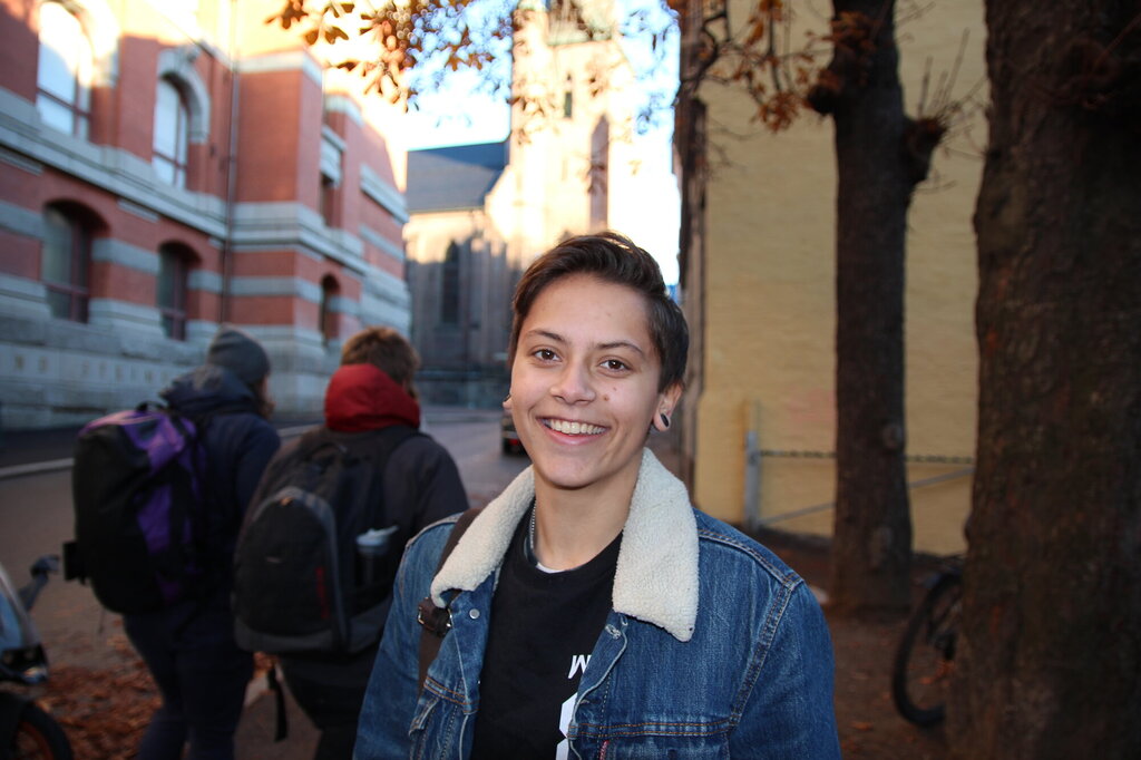 Bildet viser Noah som står på fortauet i en Oslo-gate, ryggen på skoleelever ses i bakgrunnen.