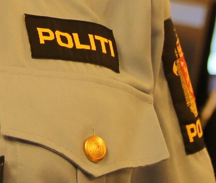 Bilde av politilogo på skjorte