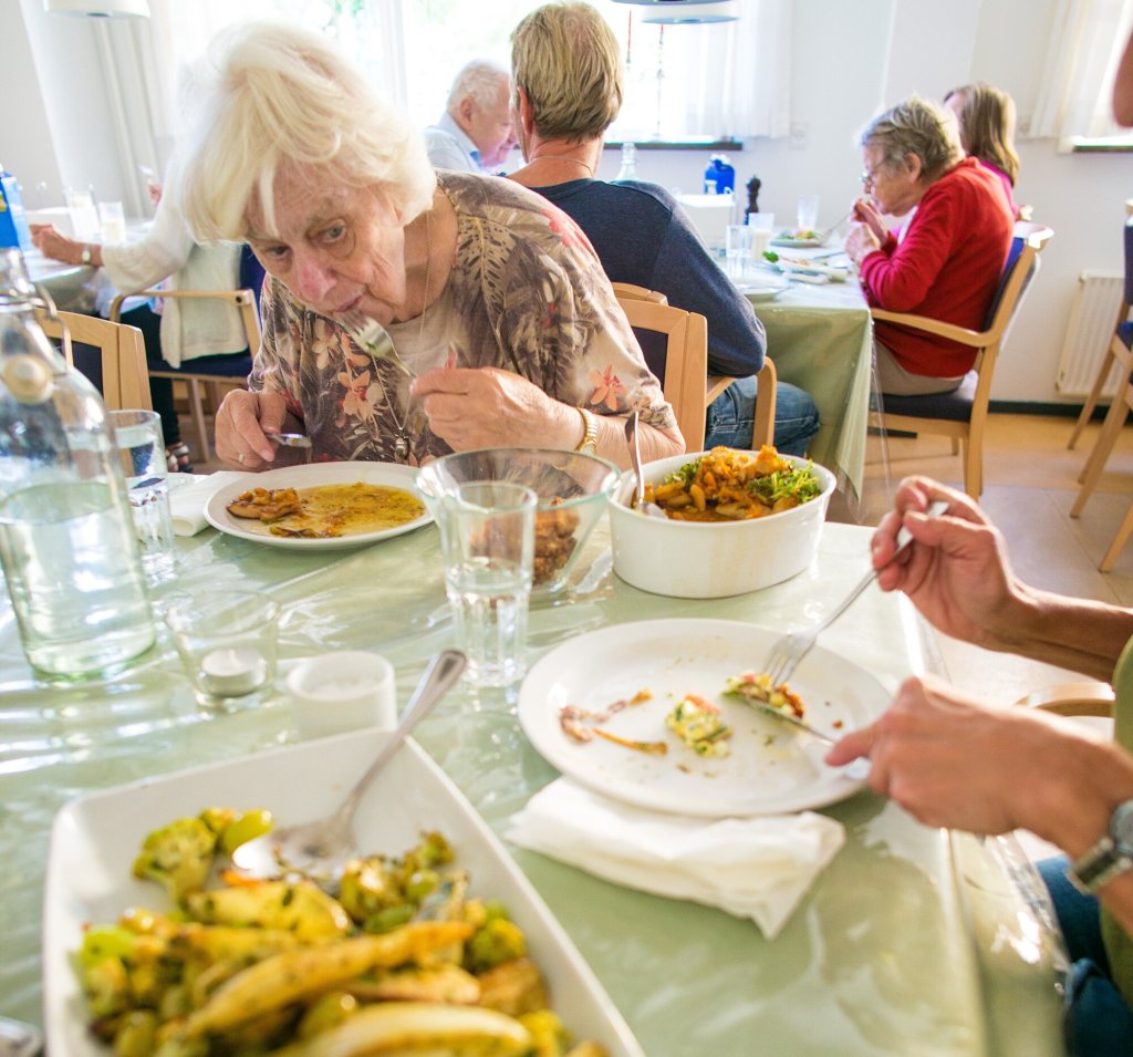 Bildet viser Bodil Christiansen som sitter ved bordet og spiser.