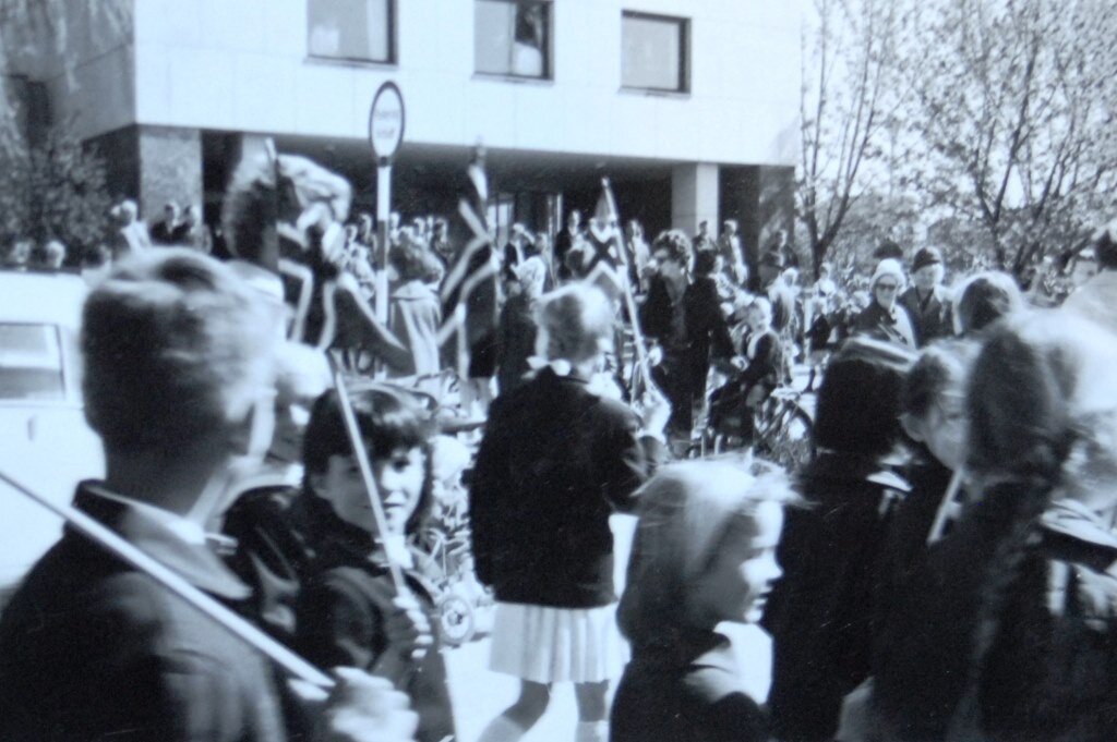 Bildet viser Melinda som barn i Marienlyst skolegård på 17. mai.