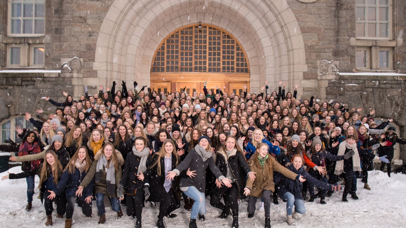 Bildet viser jenter fra videregående skole på besøk på NTNU i februar 2015