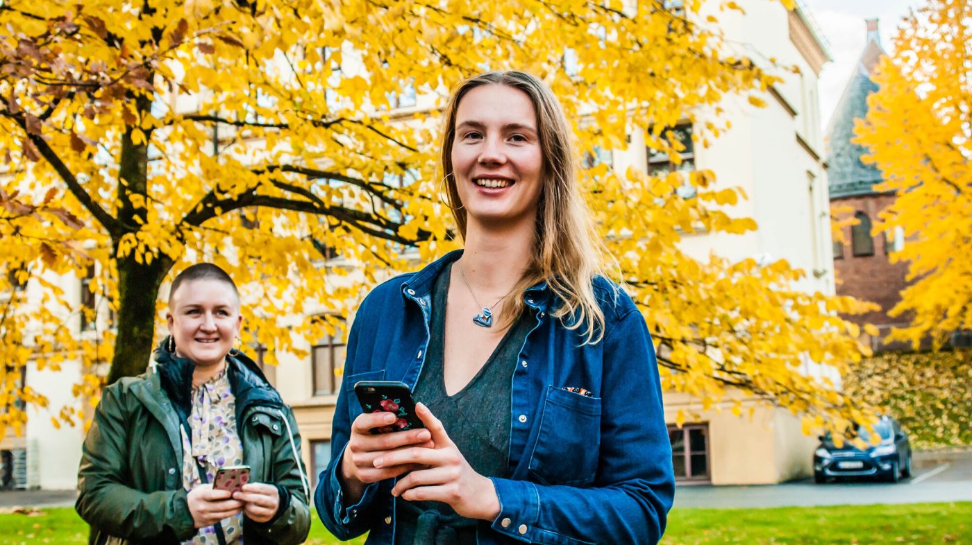 Benedicte Flom og Dina K. Ommundsen har testet ut appen Topp sykepleie