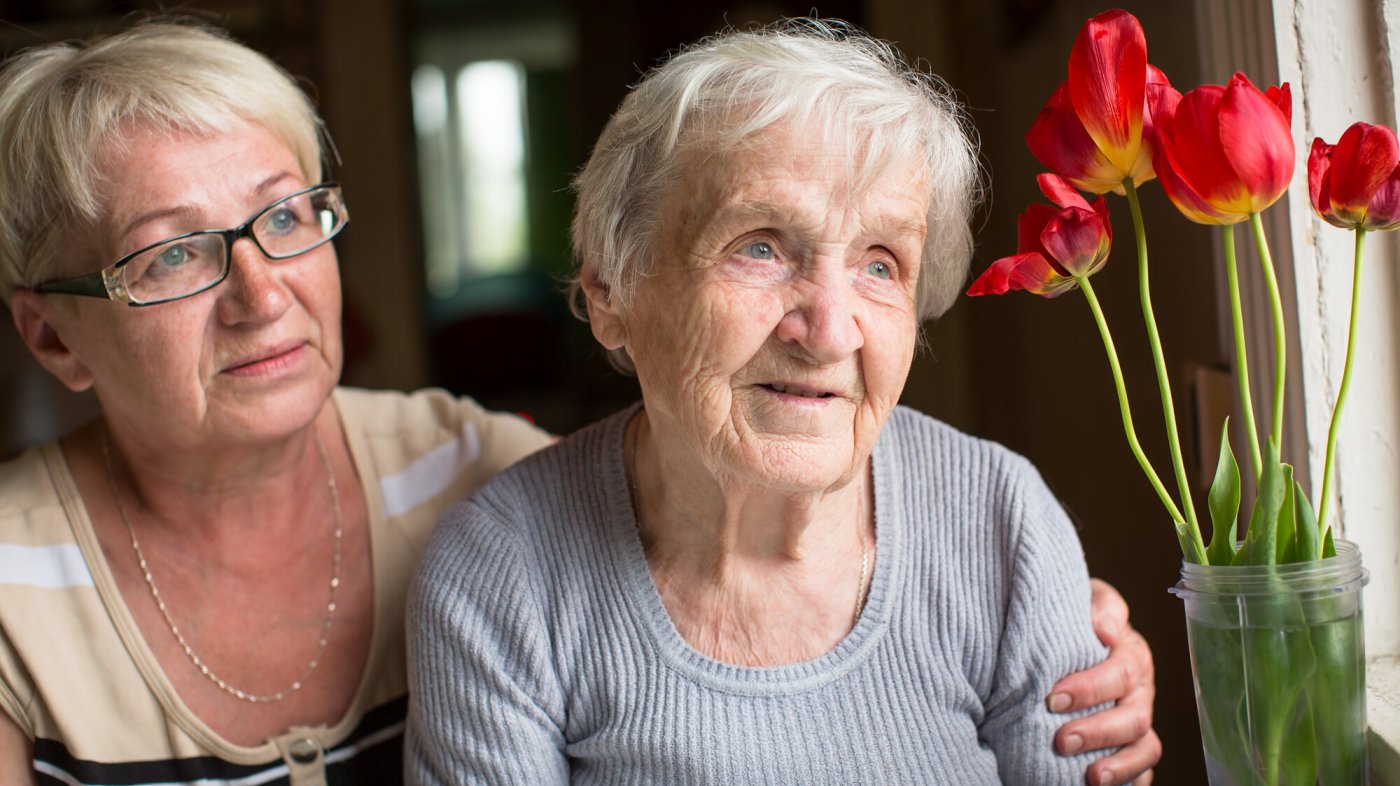 bildet viser en eldre og en enda eldre kvinne