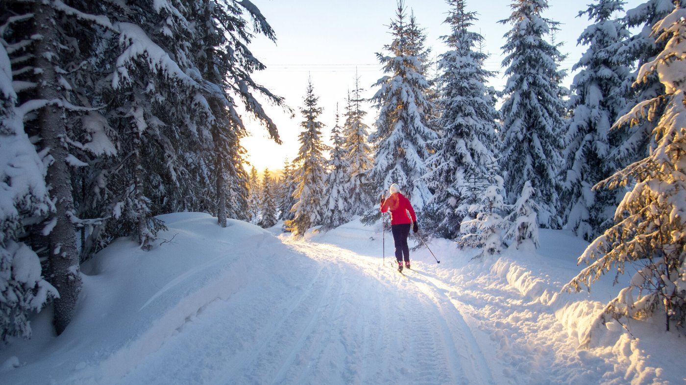 Kvinne går på ski.