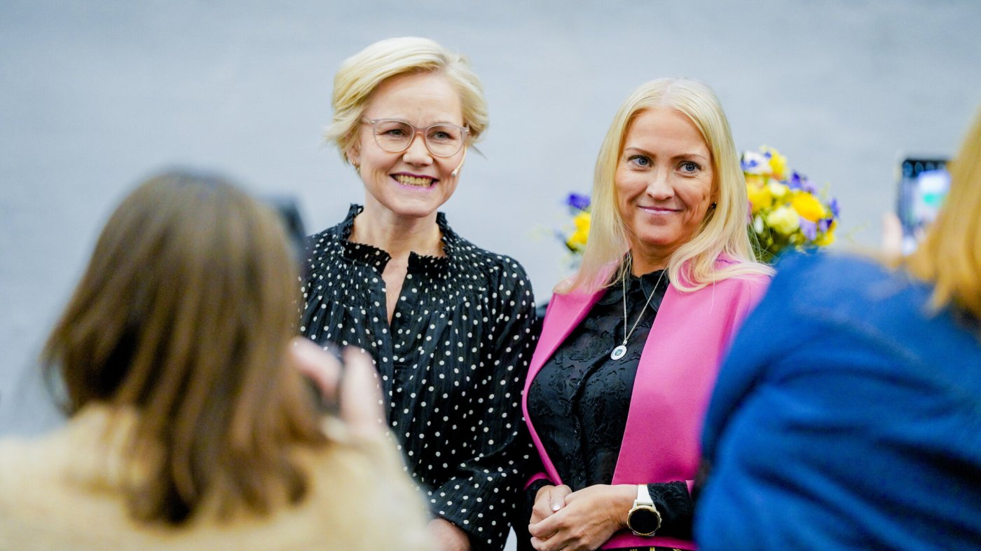 Bilde av Helse- og omsorgsminister Ingvild Kjerkol og NSF-leder Lill Sverresdatter Larsen