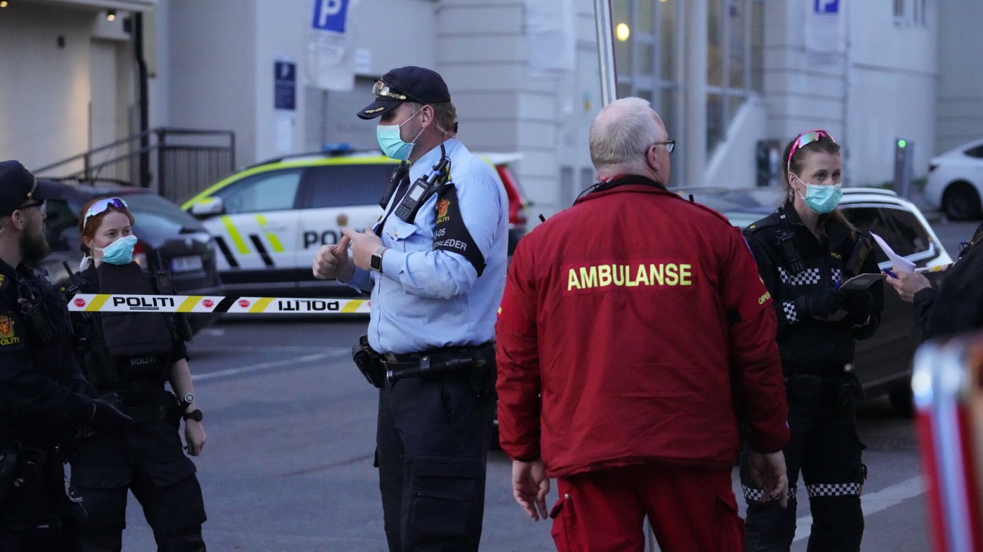 Bildet viser politi og ambulanse som har rykket ut til et skadested.