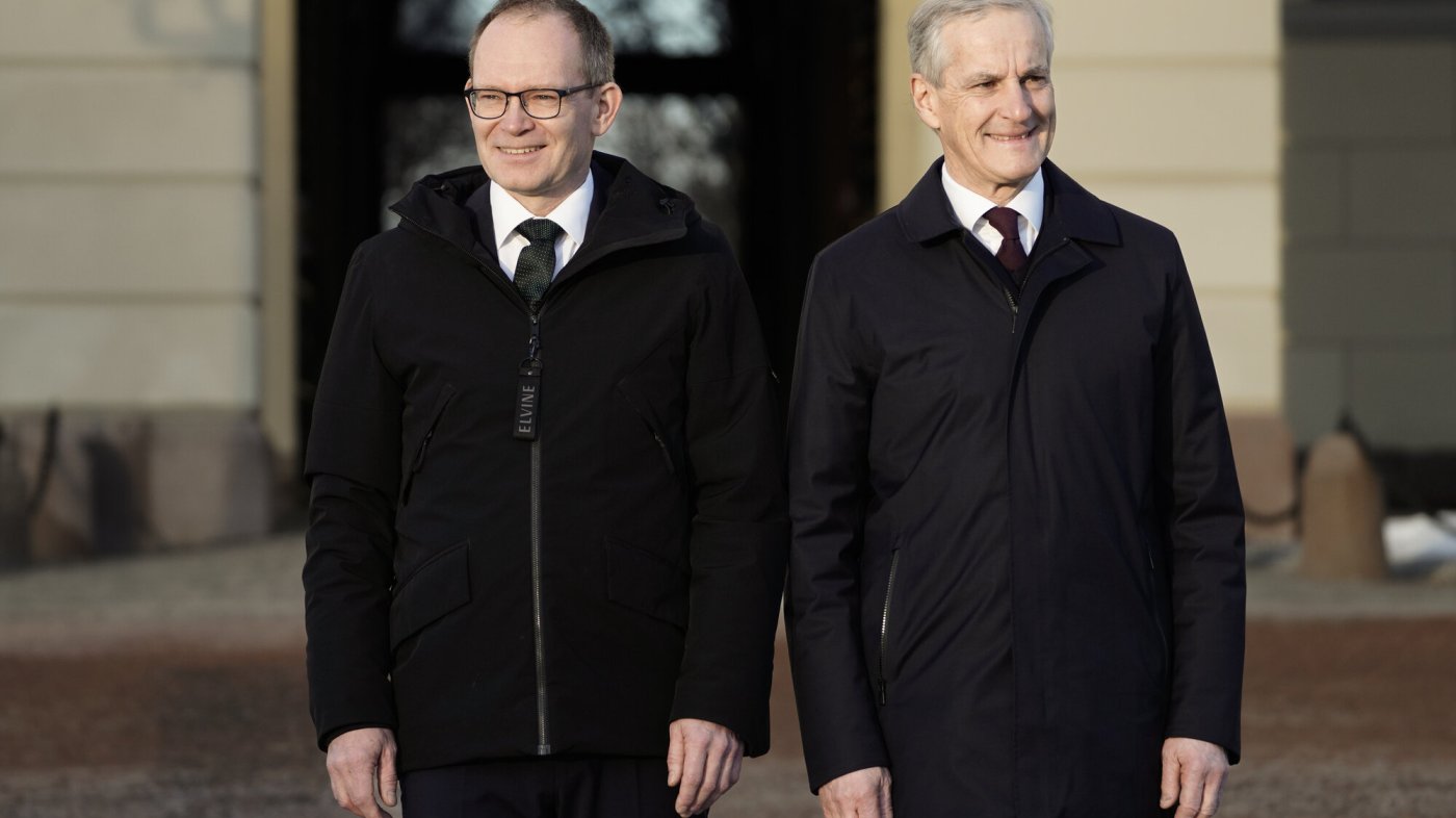 Bildet viser statsminister Jonas Gahr Støre og den nye ståtsråden for forskning og høyere utdanning, Oddmund Løkensgard Hoel, på Slottsplassen