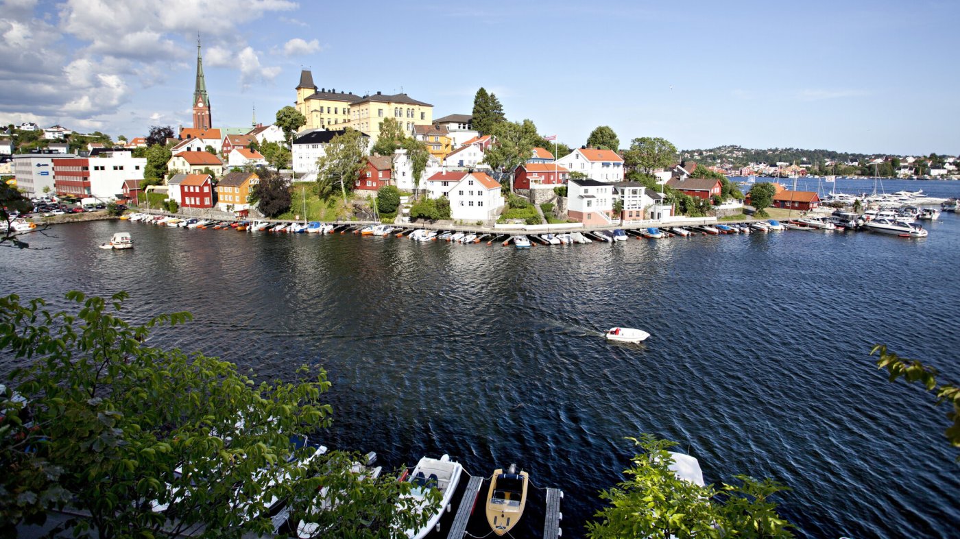 Oversiktsbilde av Arendal sentrum en fin sommerdag