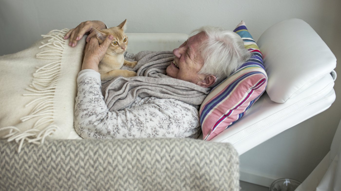 Beboer på sykehjem med en katt