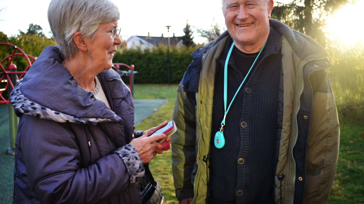 Hans Jakob og kona Ragnhild Fønstelien står ute i sola.