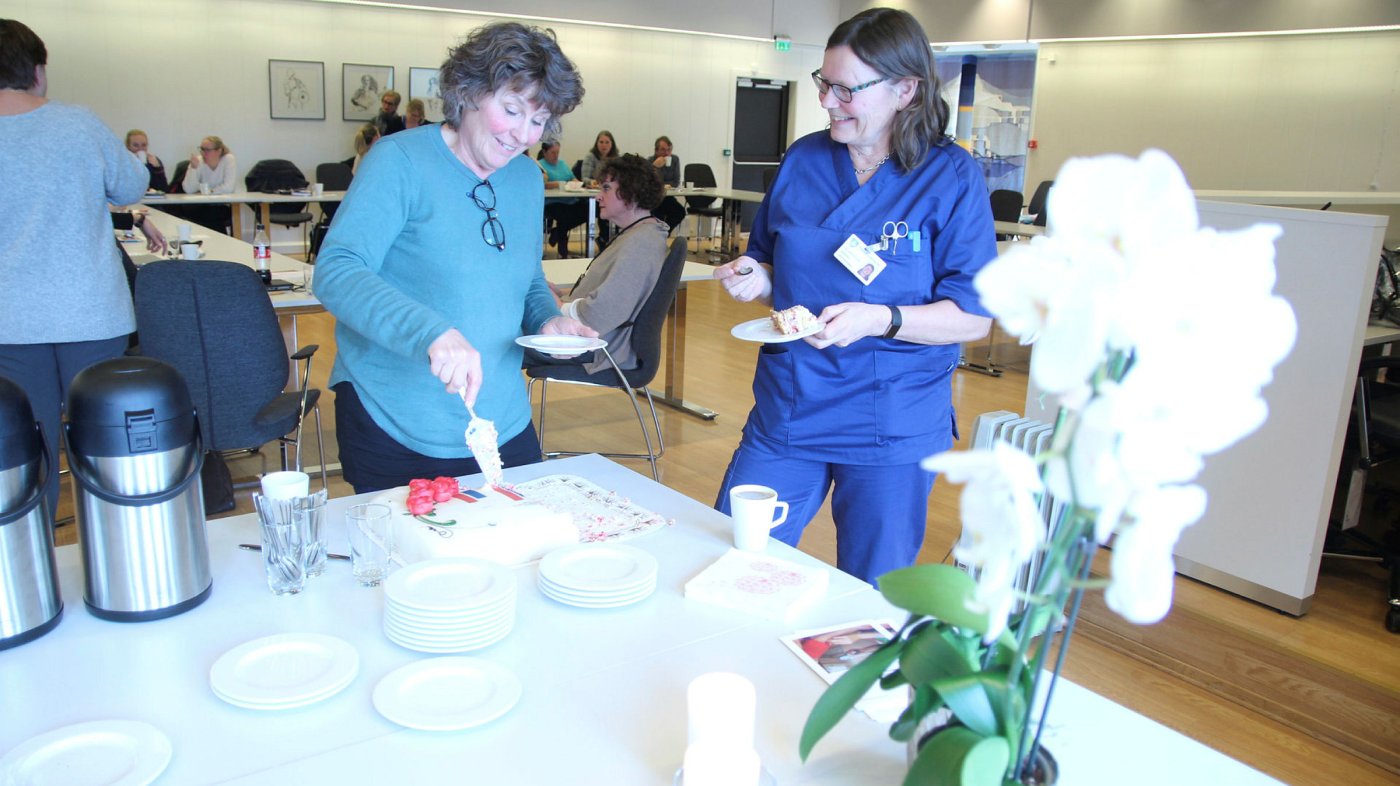 Sykepleierne feirer at de har gjennomført piloten med kake