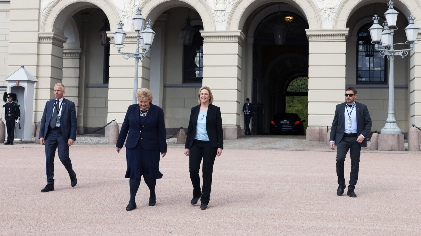 Erna Solberg og Sylvi Listhaug foran Slottet