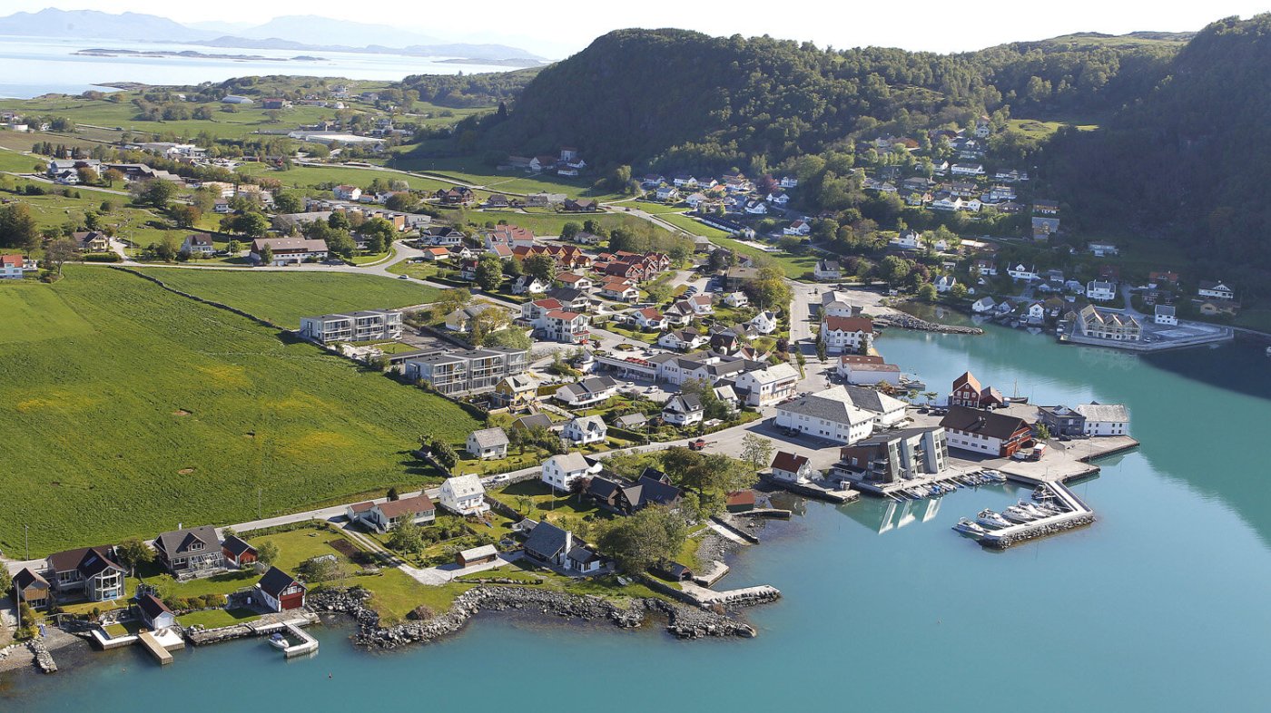 Bildet viser flyfoto over Vikevåg sentrum i Rennesøy kommune